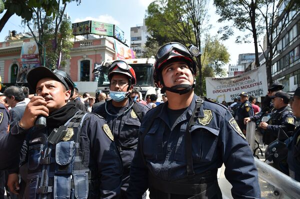 پولیس این کشور هنگام نجات دادن مردم - اسپوتنیک افغانستان  