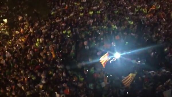 The night falls in #Barcelona but thousands resist in the streets #HelpCatalonia - اسپوتنیک افغانستان  