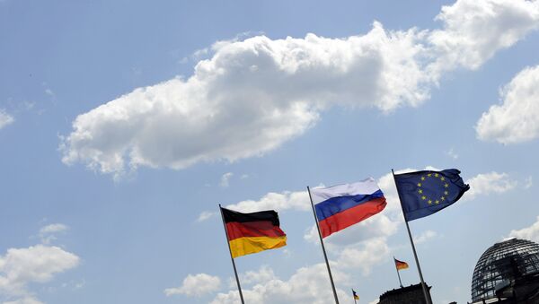The Russian flag flutters between the flags of Germany (L) and Europe as in the background is seen the cupola of the Reichstag housing the Bundestag at the Chancellery in Berlin - اسپوتنیک افغانستان  