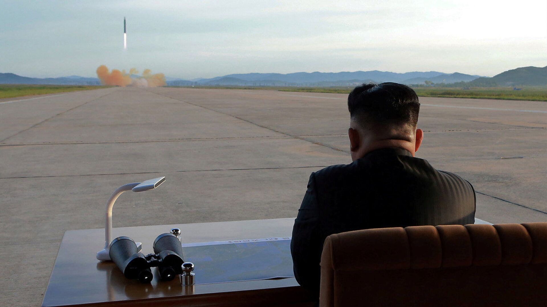 Лидер КНДР Ким Чен Ын во время запуска баллистической ракеты Hwasong-12 - اسپوتنیک افغانستان  , 1920, 06.02.2022