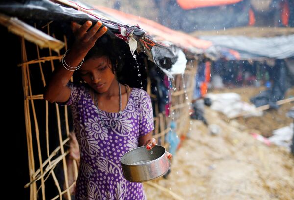 جمع آوری آب باران توسط دختر  در  بنگلادش - اسپوتنیک افغانستان  