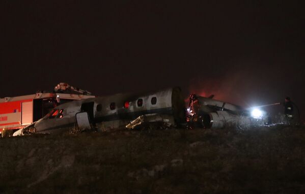 آتش نشانان در محل سقوط هواپیمای خصوصی در میدان هوایی آتاتورک - استانبول، ترکیه - اسپوتنیک افغانستان  