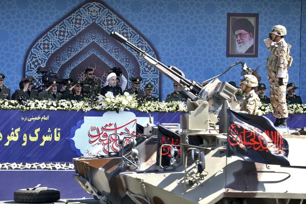 بازدید حسن روحانی، رئیس جمهور ایران از مراسم رسم گذشت نظامی نیروهای مسلح ایران - اسپوتنیک افغانستان  