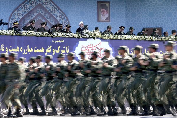 شرکت کنندگان مراسم رسم گذشت نظامی نیروهای مسلح ایران - اسپوتنیک افغانستان  