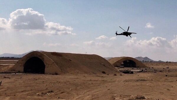 Вертолёт Ми-28 во время облёта гражданского аэропорта в окрестностях Пальмиры в сирийской провинции Хомс - اسپوتنیک افغانستان  