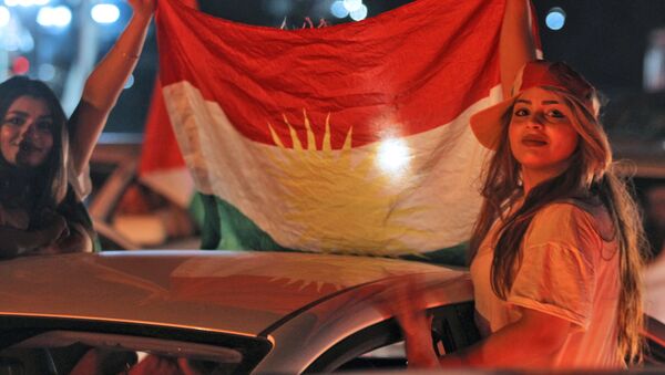 Девушки с курдским флагом после референдума о независимости Иракского Курдистана - اسپوتنیک افغانستان  