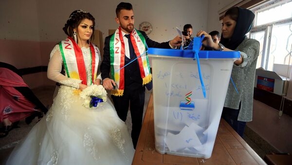 عروس و داماد در جریان رفراندوم استقلال کردستان عراق - اسپوتنیک افغانستان  