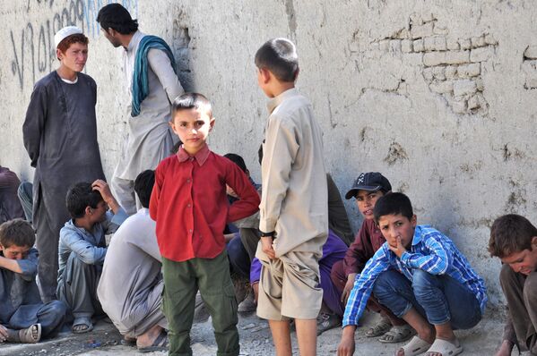 اطفال در نزدیکی میدان هوای - اسپوتنیک افغانستان  