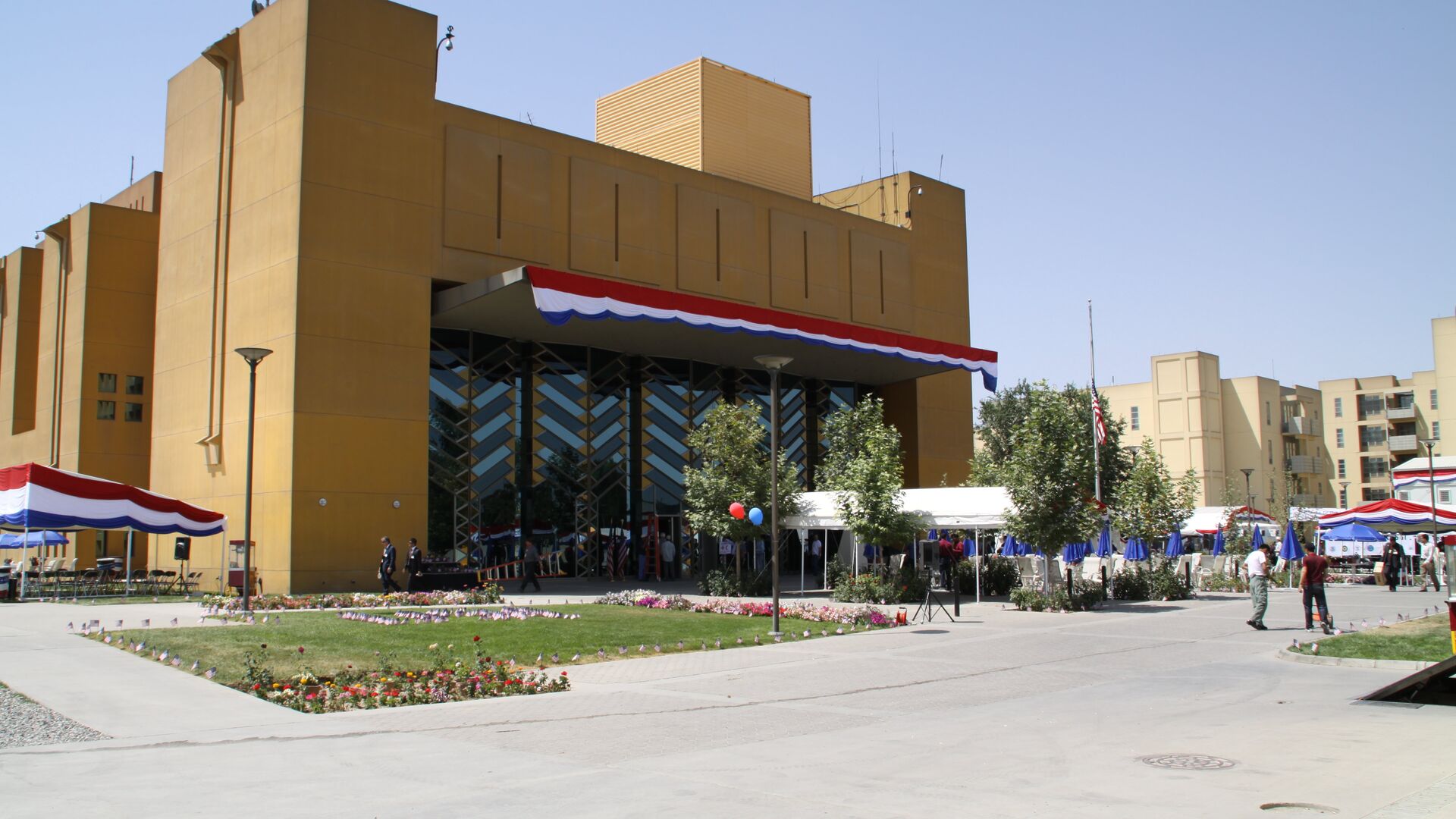 انتقال کارکنان سفارت آمریکا به فرودگاه کابل - اسپوتنیک افغانستان  , 1920, 15.08.2021