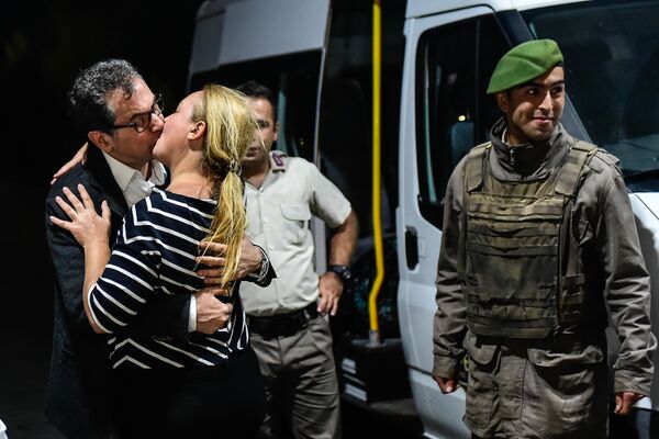 روزنامه نگار روزنامه ترکیه کوموریتی کادری گورزل با همسرش پس از آزاد شدن از زندان - اسپوتنیک افغانستان  