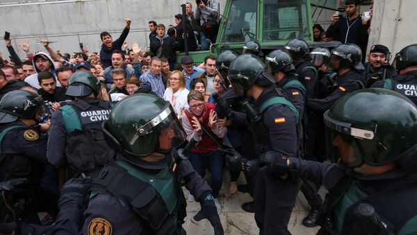 بازداشت صندوق های رایدهی کاتالونیا توسط پولیس اسپانیا+عکس - اسپوتنیک افغانستان  