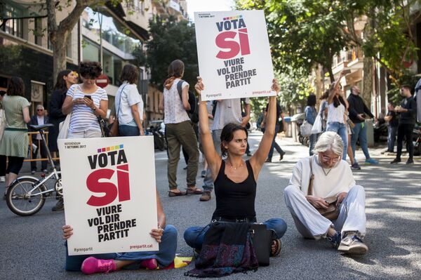 حامیان استقلال کاتالونیا از هواداران خود خواستند تا در خیابان های بارسلونا و دیگر شهرهای در اعتراض به اقدامات مقامات اسپانیارا راه اندازی بکنند - اسپوتنیک افغانستان  