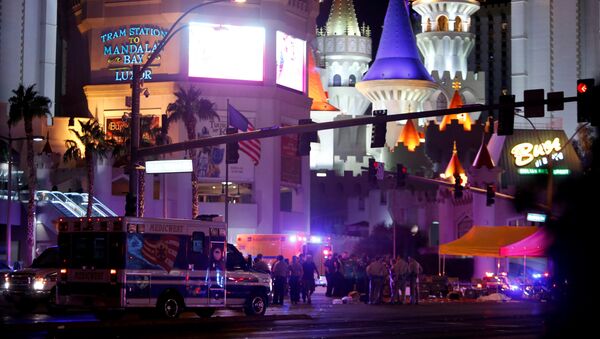 Полиция на месте стрельбы около казино-отеля Mandalay Bay в Лас-Вегасе - اسپوتنیک افغانستان  