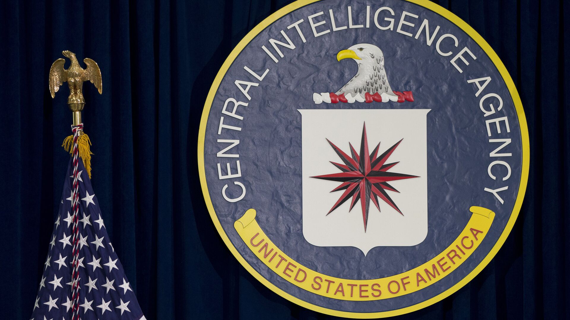 This April 13, 2016 file photo shows the seal of the Central Intelligence Agency at CIA headquarters in Langley, Virginia.  - اسپوتنیک افغانستان  , 1920, 14.04.2022