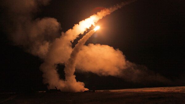 پرتاب شبانه روزی راکتهای ضد هوایی S-400 Triumph در محدوده در منطقه استاراخان - اسپوتنیک افغانستان  