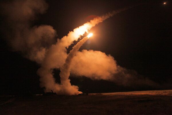 پرتاب شبانه روزی راکتهای ضد هوایی S-400 Triumph در محدوده در منطقه استاراخان - اسپوتنیک افغانستان  