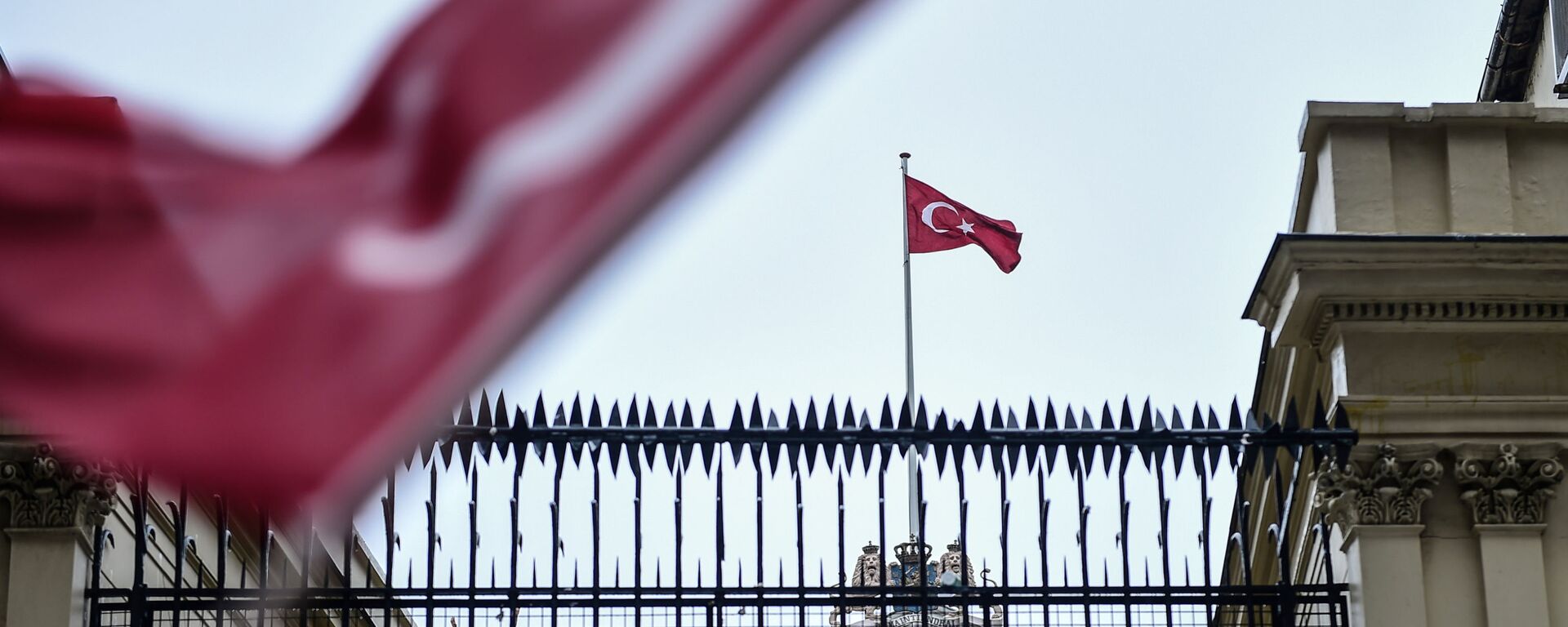 Турецкий флаг на консульстве Нидерландов в Стамбуле - اسپوتنیک افغانستان  , 1920, 28.02.2023