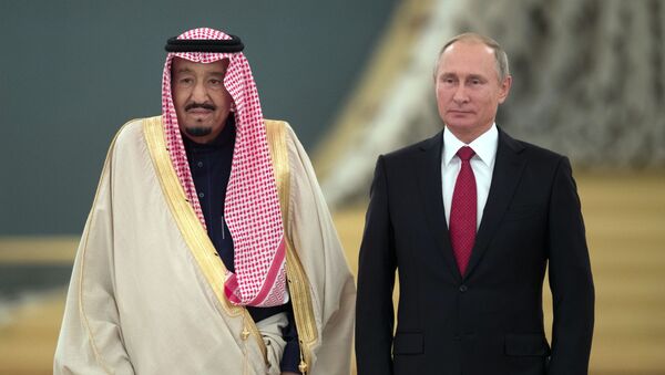 Президент РФ Владимир Путин и король Саудовской Аравии Сальман Бен Абдель Азиз Аль Сауд, прибывший в РФ с государственным визитом, во время встречи - اسپوتنیک افغانستان  