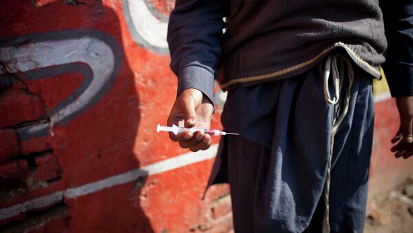 A drug addict holds a needle and syringe. - اسپوتنیک افغانستان  