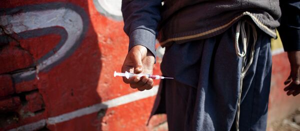 A drug addict holds a needle and syringe. - اسپوتنیک افغانستان  