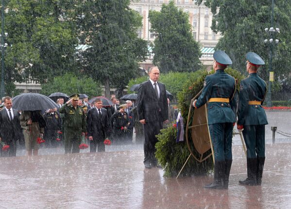 ولادیمیر پوتین رئیس جمهور روسیه و دیمیتری مدودف، نخست وزیر روسیه،   در آرامگاه سرباز نامعلوم در باغ الکساندر - اسپوتنیک افغانستان  