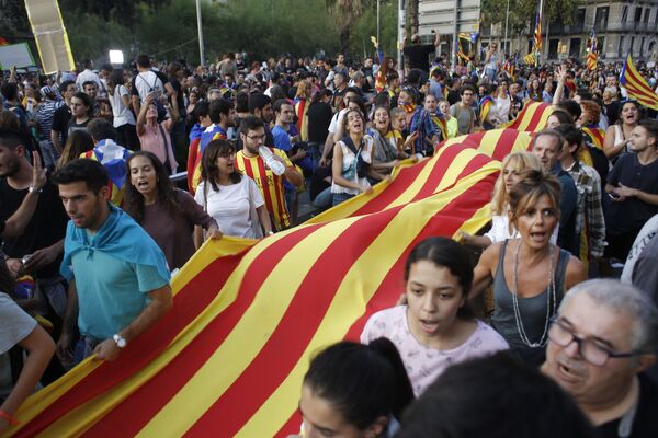 شرکت کنندگان اعتصاب در حمایت از همه پرسی در استقلال کاتالونیا در بارسلونا - اسپوتنیک افغانستان  