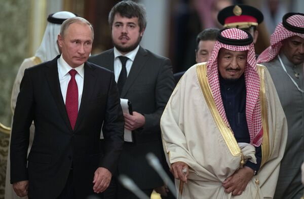 رئیس جمهور روسیه ولادیمیر پوتین و پادشاه عربستان سعودی سلمان بن عبدالعزیز آل سعود در یک دیدار در مسکو - اسپوتنیک افغانستان  