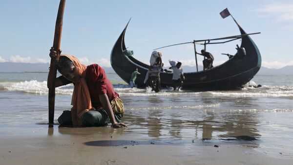 جان باختن بیش از 10 تن بر اثر واژگون شدن قایق در نزدیکی سرحد بنگلادش و میانمار - اسپوتنیک افغانستان  