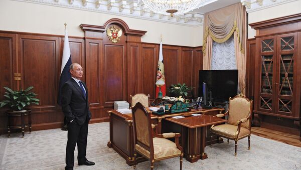 Президент России Владимир Путин в рабочем кабинете - اسپوتنیک افغانستان  
