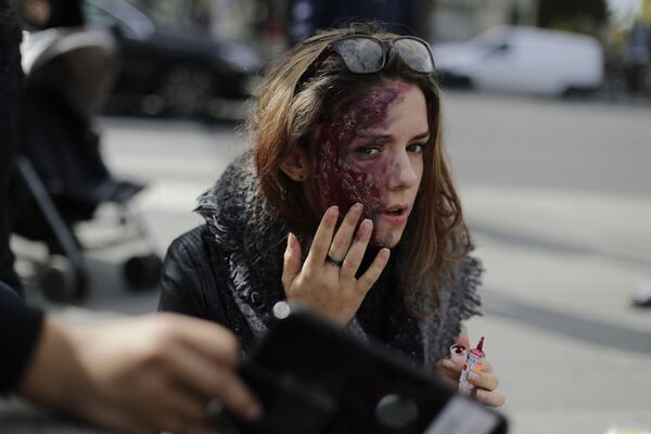 زامبی در پاریس! صدها نفر از مرده های زنده به شهر حمله کردند - اسپوتنیک افغانستان  