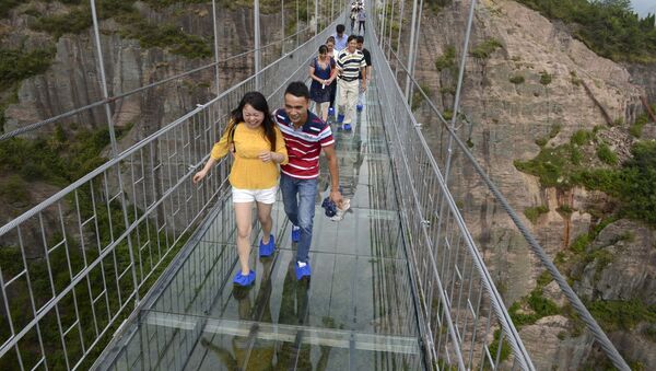 Туристы идут по стеклянному мосту в национальном геопарке Shiniuzhai в Китае - اسپوتنیک افغانستان  