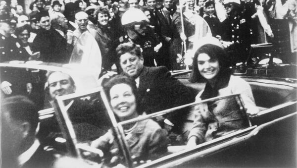 Джон Кеннеди рядом с женой Жаклин на заднем сидении президентского лимузина в день убийства в Далласе - اسپوتنیک افغانستان  
