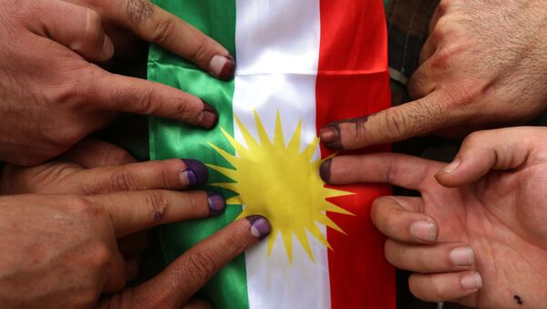 Пальцы курдских военных на флаге Иракского Курдистана в день референдума о независимости данной территории - اسپوتنیک افغانستان  