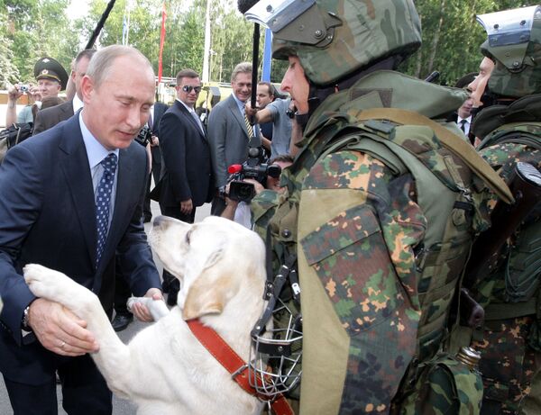 پوتین در جریان سفر به بخش جداگانه تخصیص عملیاتی نیروهای داخلی وزارت امور داخلی روسیه در سال 2011 - اسپوتنیک افغانستان  
