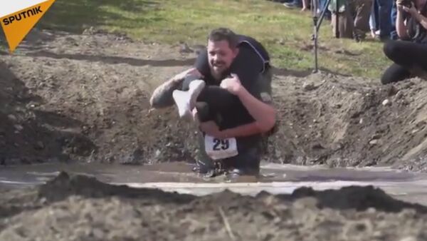 Family Workout American-Style: Wife-Carrying Championship - اسپوتنیک افغانستان  