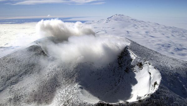 Aerial view of Mount Erebus craters in the foreground with Mount Terror in the background, Ross Island, Antarctica - اسپوتنیک افغانستان  