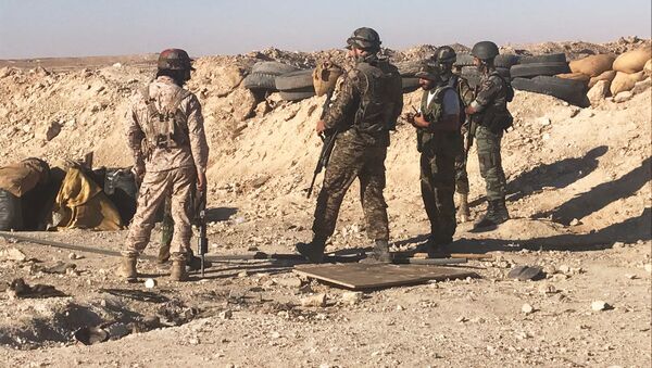 Бойцы сирийской армии во время наступления к востоку от города Дейр-эз-Зор в районе кладбищ - اسپوتنیک افغانستان  