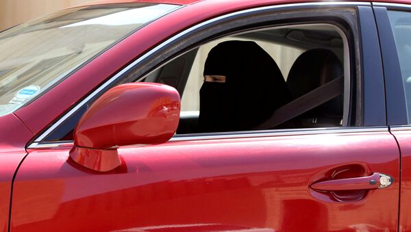 A woman drives a car in Riyadh, Saudi Arabia (File) - اسپوتنیک افغانستان  