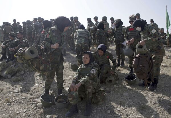 سربازان ارتش ملی افغانستان - زنان و مردان - طی تمرینات نظامی در کابل - اسپوتنیک افغانستان  