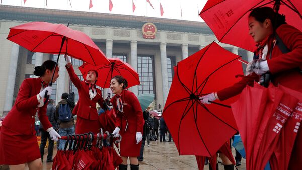 کارمنداد با چترهای نمایندگی در مجلس شورای ملی در پکن - اسپوتنیک افغانستان  