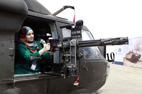 بازدیدکننده در بالگرد در نمایشگاهSOFEX اردن - اسپوتنیک افغانستان  