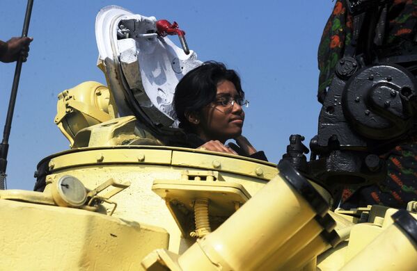 دختری در تانک تی-۷۲ در نمایشگاه ارتش مسلح هند در کلکته - اسپوتنیک افغانستان  