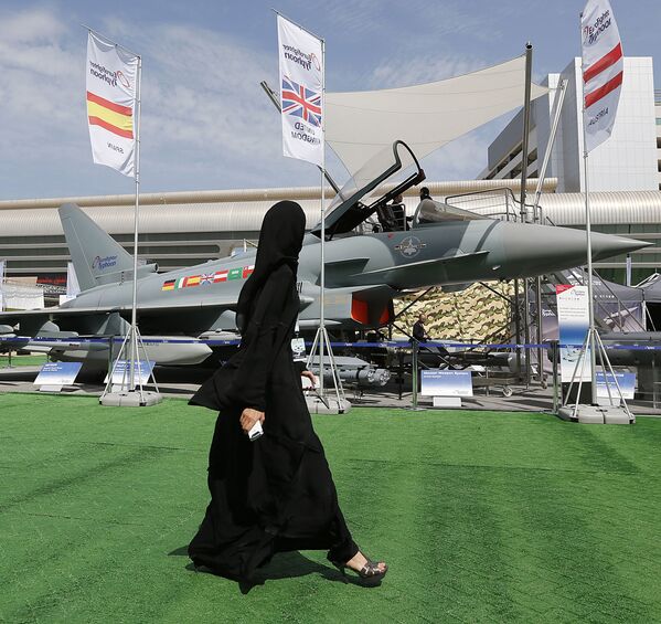 دختری در حال عبور از کنار جنگندهEurofighter Typhoon در نمایشگاهIDEX در امارات متحده عربی - اسپوتنیک افغانستان  