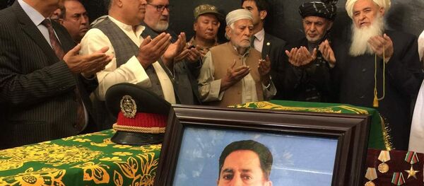 رئیس جمهور محمد اشرف غنی قبل از ظهر امروز با حضور در شفاخانه سردار محمد داوود خان به پیکر فرمانده شهید مل پاسوال توریالی عبدیانی، ادای احترام کرد - اسپوتنیک افغانستان  