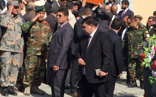 رئیس جمهور محمد اشرف غنی قبل از ظهر امروز با حضور در شفاخانه سردار محمد داوود خان به پیکر فرمانده شهید مل پاسوال توریالی عبدیانی، ادای احترام کرد - اسپوتنیک افغانستان  
