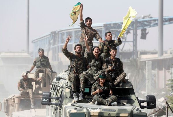 سربازان نیروهای دموکراتیک سوریه پیروزی در برابر گروهی داعش در راکوی سوریه جشن می گیرند - اسپوتنیک افغانستان  