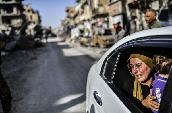 زن پس از بازگشت به رقه سوریه - اسپوتنیک افغانستان  