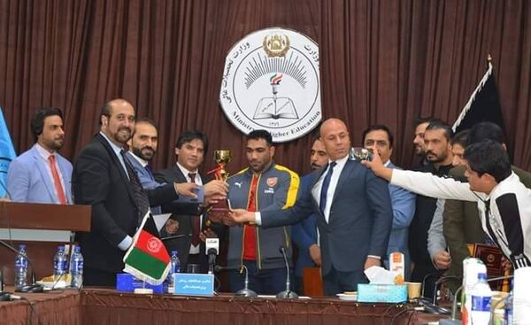 یاسین سالک مدالش را به خانواده جنرال رازق اهدا کرد + عکس یاسین سالک مدالش را به خانواده جنرال رازق اهدا کرد + عکس - اسپوتنیک افغانستان