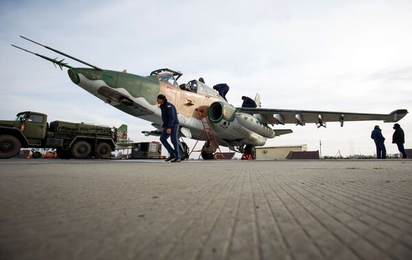 کابین طیاره سو-25UB در طی تمرین پرواز خدمه  در منطقه کراسندار - اسپوتنیک افغانستان  