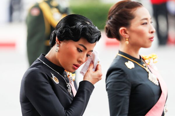 شاهدخت سیریو نانواری Nariratana و Bajrakitiyabha در مراسم ترحیم پادشاه Phumipon Adulyadej در بانکوک - اسپوتنیک افغانستان  